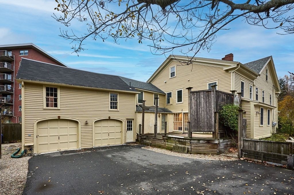 Attached, Exterior, Facade, Queen Anne Victorian