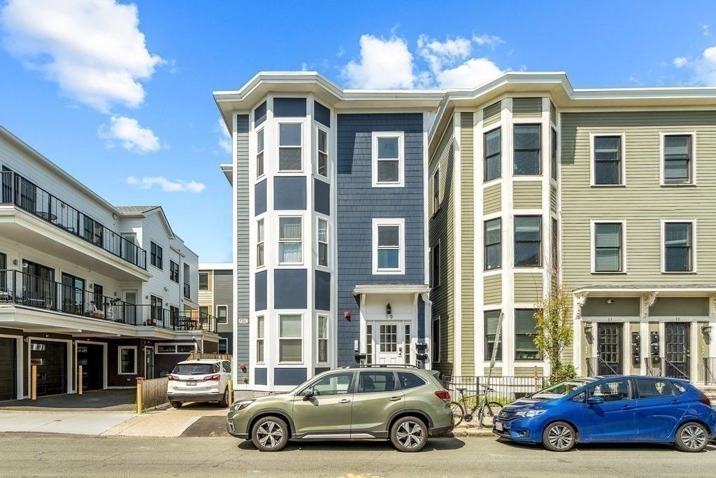 Exterior, Facade, Rowhouse