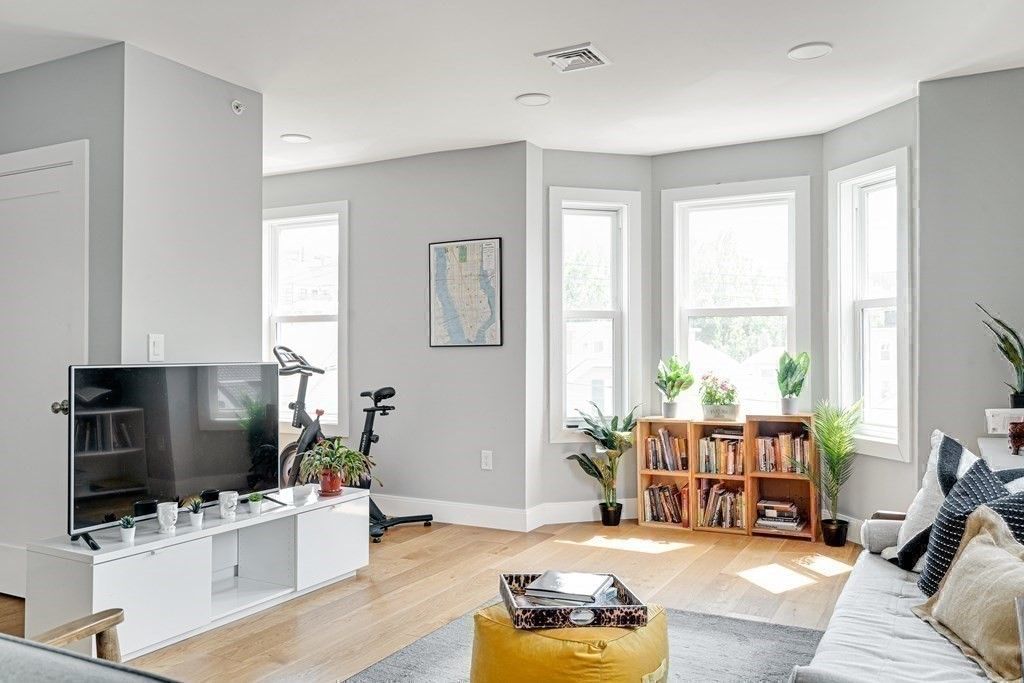 Fitness Equipment, Interior, Living room, Recessed Lighting, Wood Texture Flooring