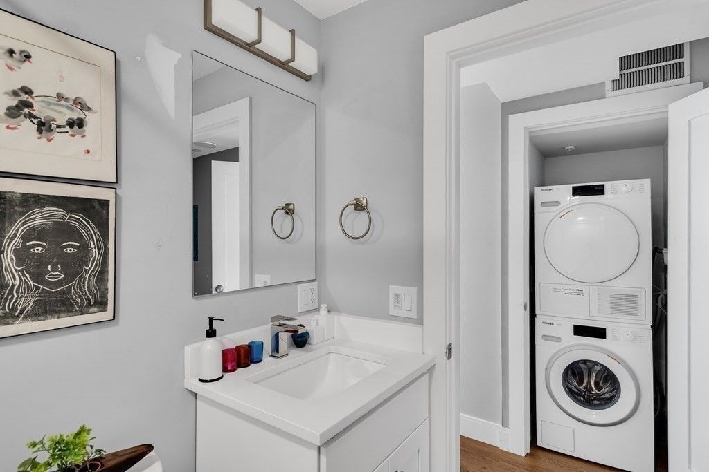 Interior, Utility Closets, Washer, Wood Texture Flooring