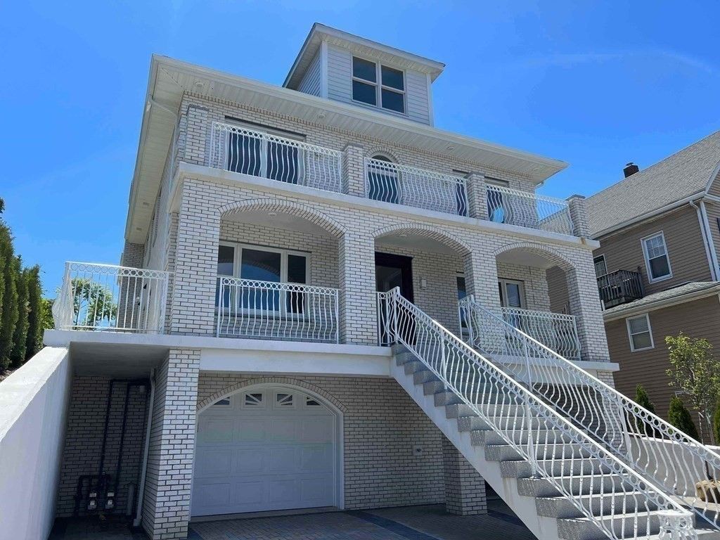 Attached, Exterior, Facade, Rowhouse