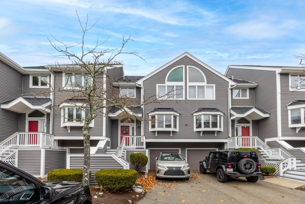 Exterior, Facade, Rowhouse