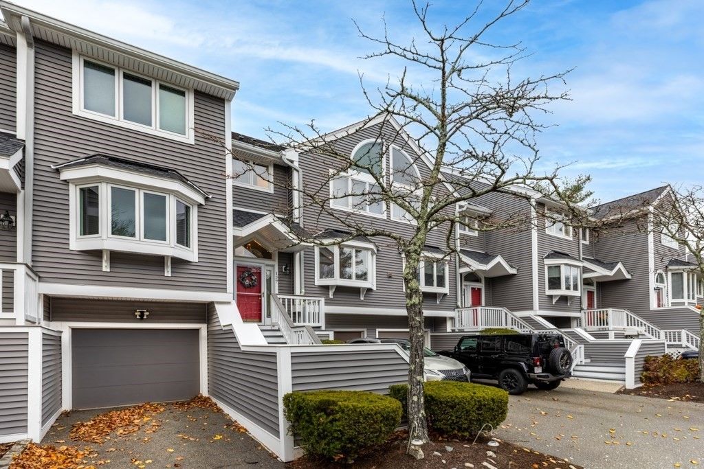 Attached, Exterior, Facade, Rowhouse