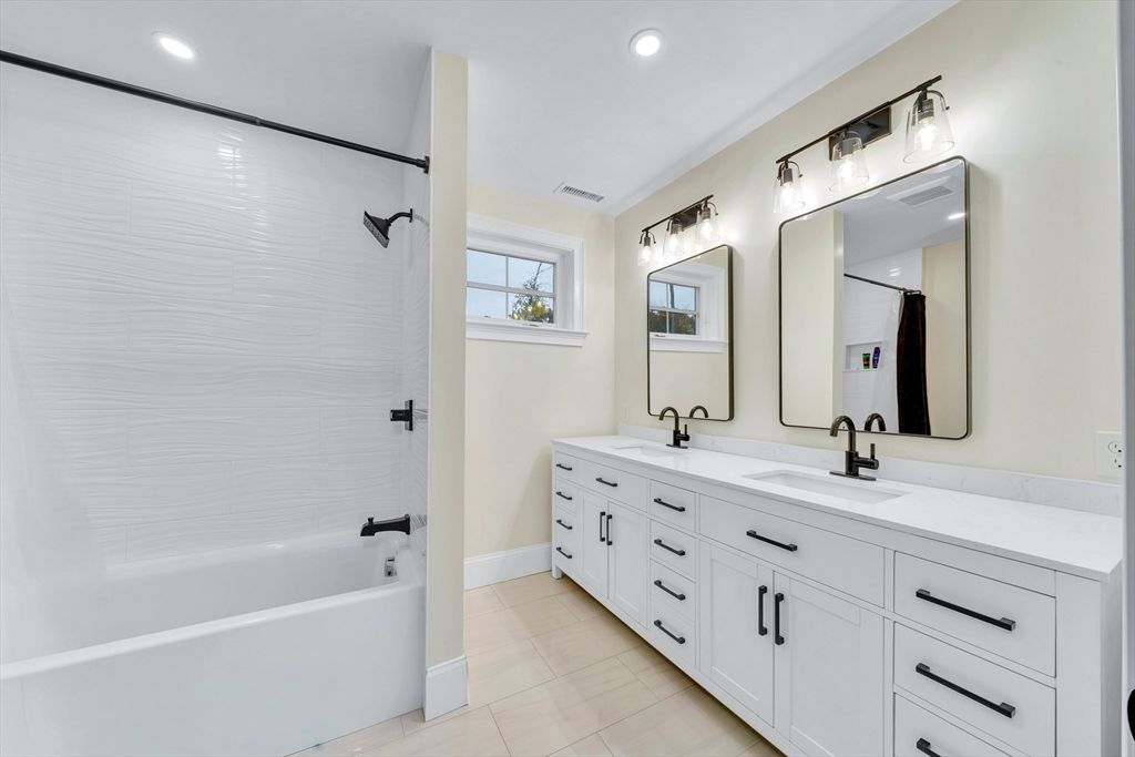 Bathroom, Dual Sink Vanities, Interior, Recessed Lighting