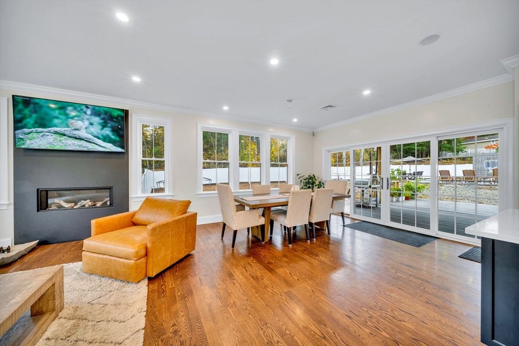 Dining room, Fireplace, Interior, Recessed Lighting, Wood Texture Flooring