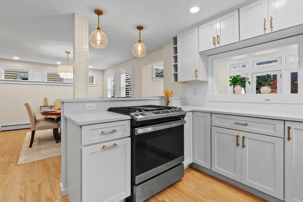 Dining room, Interior, Kitchen, Pendant Lights, Recessed Lighting, Wood Texture Flooring
