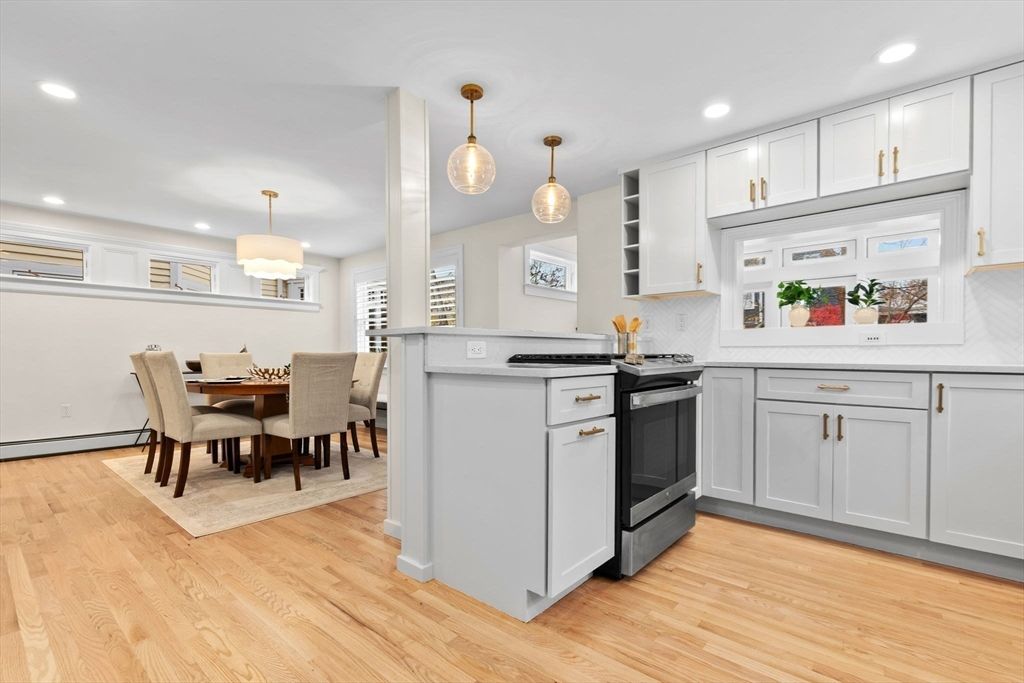 Dining room, Interior, Kitchen, Pendant Lights, Recessed Lighting, Wood Texture Flooring