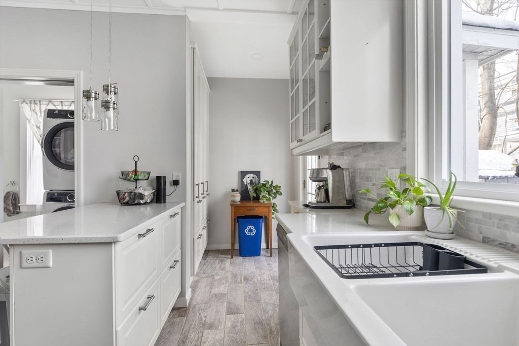 Interior, Kitchen, Washer, Wood Texture Flooring