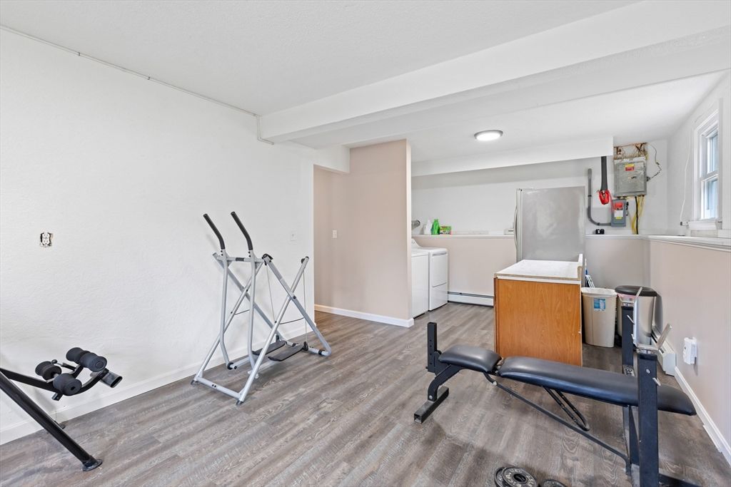 Fitness Equipment, Interior, Recessed Lighting, Washer, Wood Texture Flooring