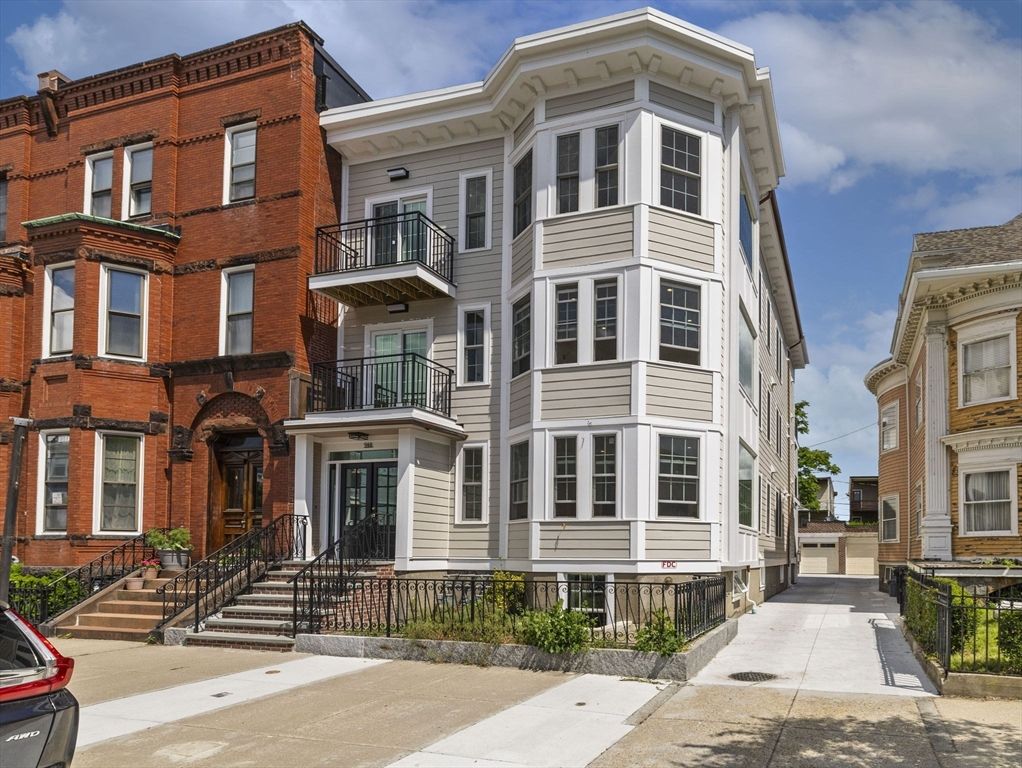 Exterior, Facade, Rowhouse