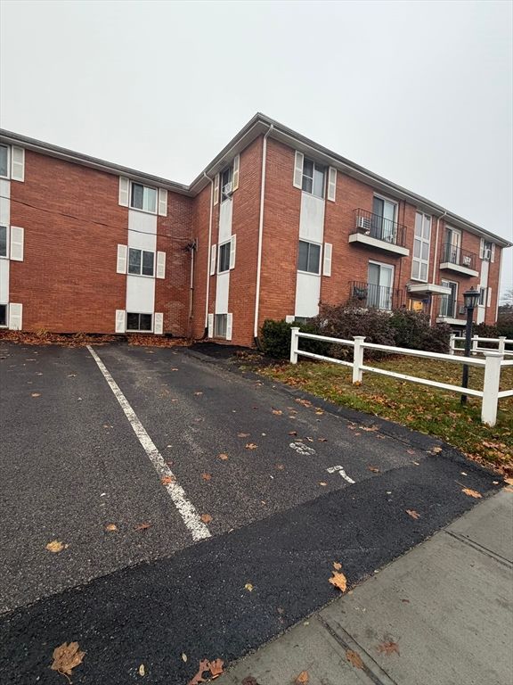 Exterior, Facade, Brick Facade, Rowhouse