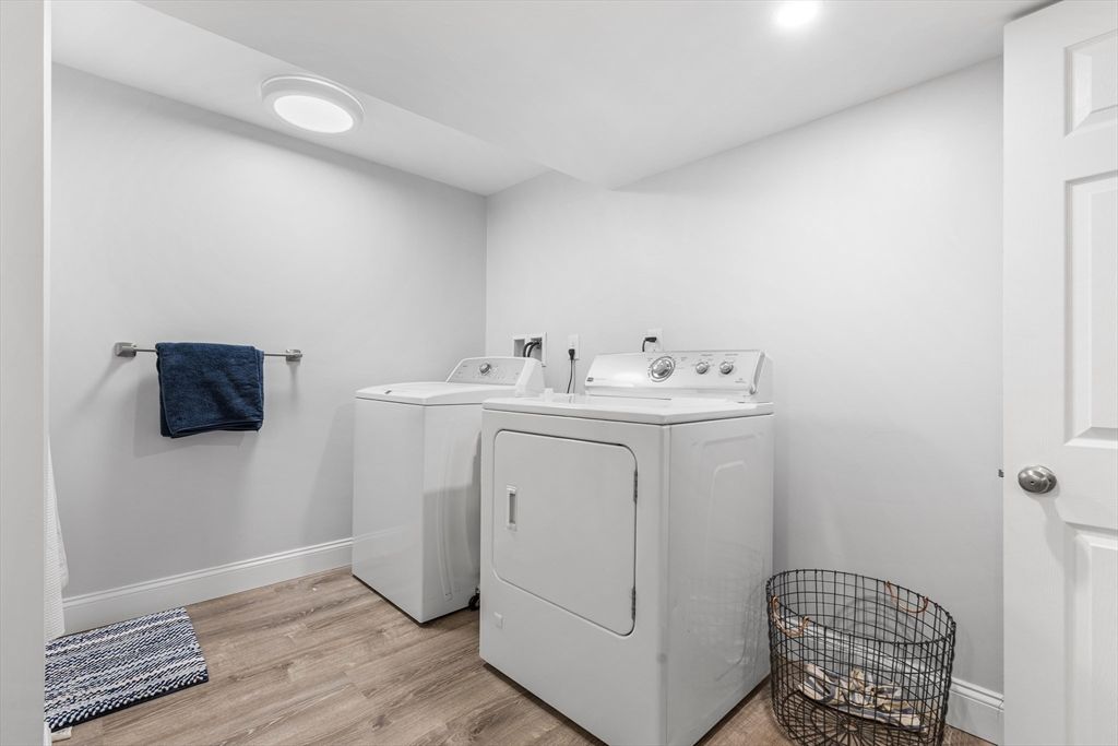 Interior, Recessed Lighting, Washer, Wood Texture Flooring