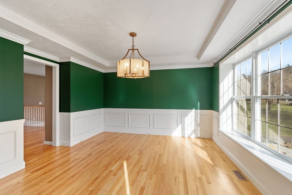 Empty room, Interior, Pendant Lights, Wood Texture Flooring