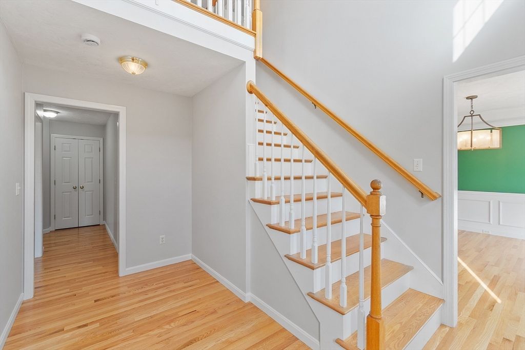 Interior, Pendant Lights, Wood Texture Flooring
