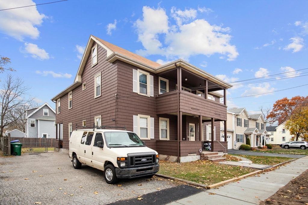 Exterior, Facade, Rowhouse