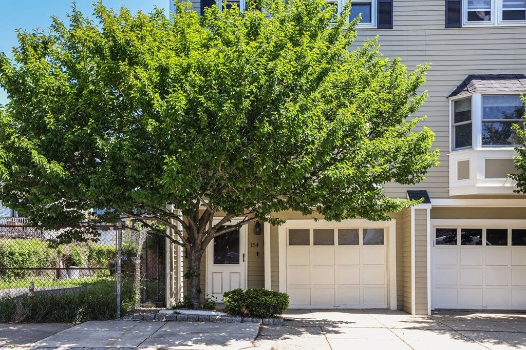 Attached, Exterior, Facade, Rowhouse