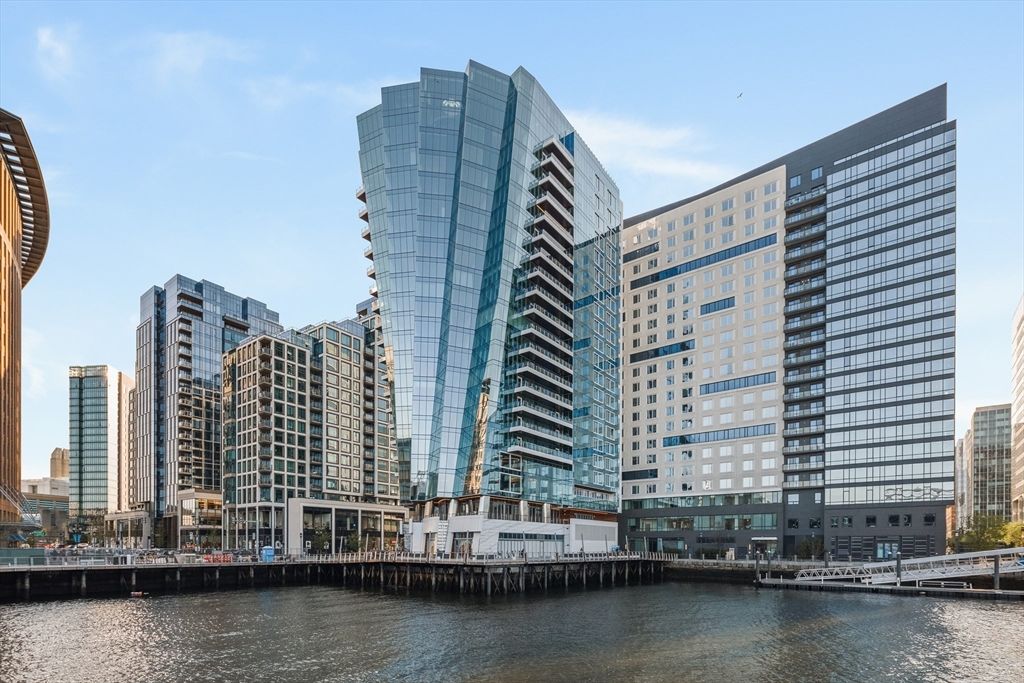 Exterior, Facade, Highrise