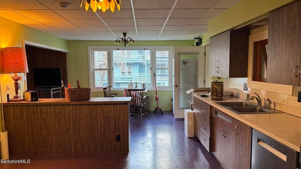 Chandelier, Dining room, Interior, Kitchen