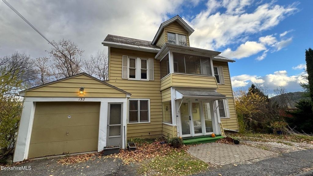 Attached, Exterior, Facade, American Foursquare