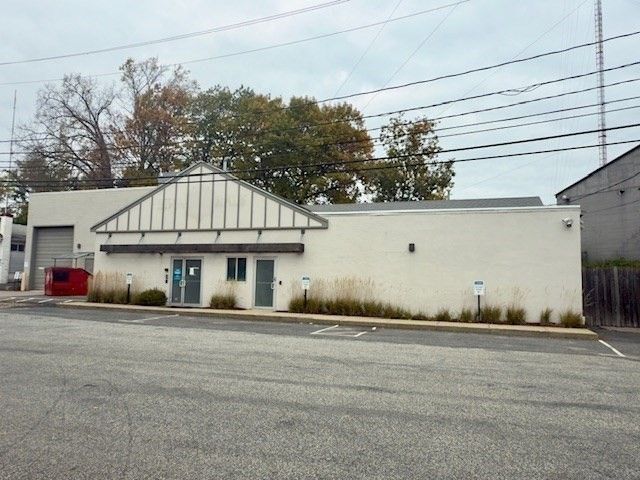 Attached, Exterior, Facade, None