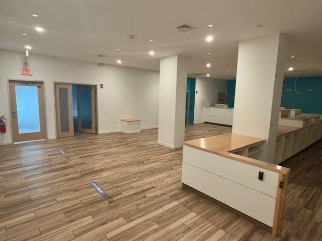 Interior, Recessed Lighting, Wood Texture Flooring