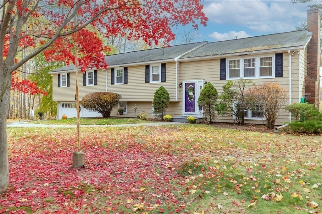 Attached, Exterior, Facade, Cape Cod