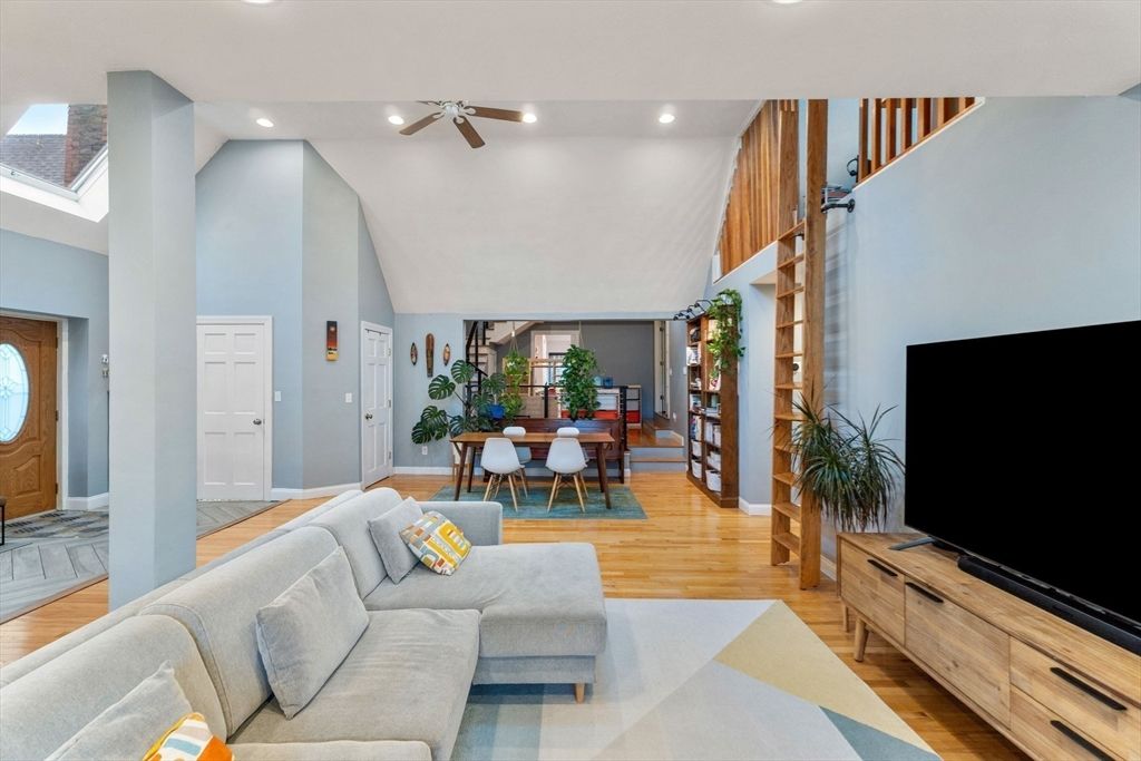 Dining room, Interior, Living room, Recessed Lighting, Wood Texture Flooring