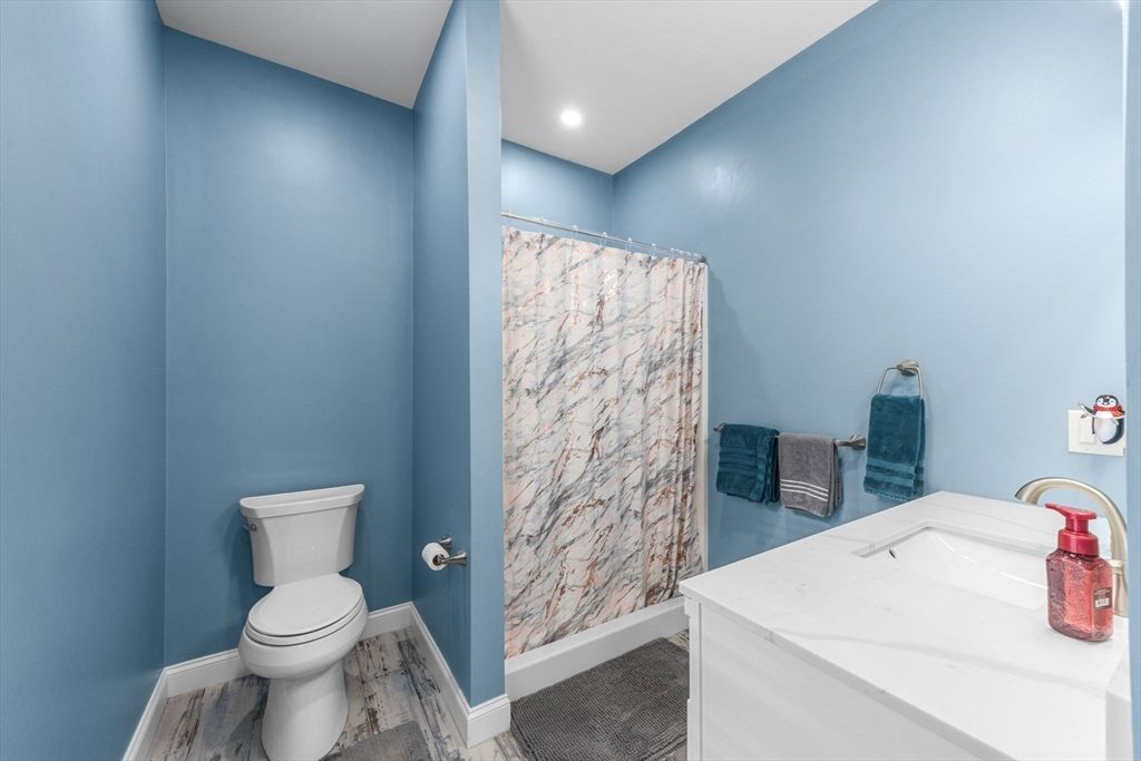 Bathroom, Interior, Recessed Lighting