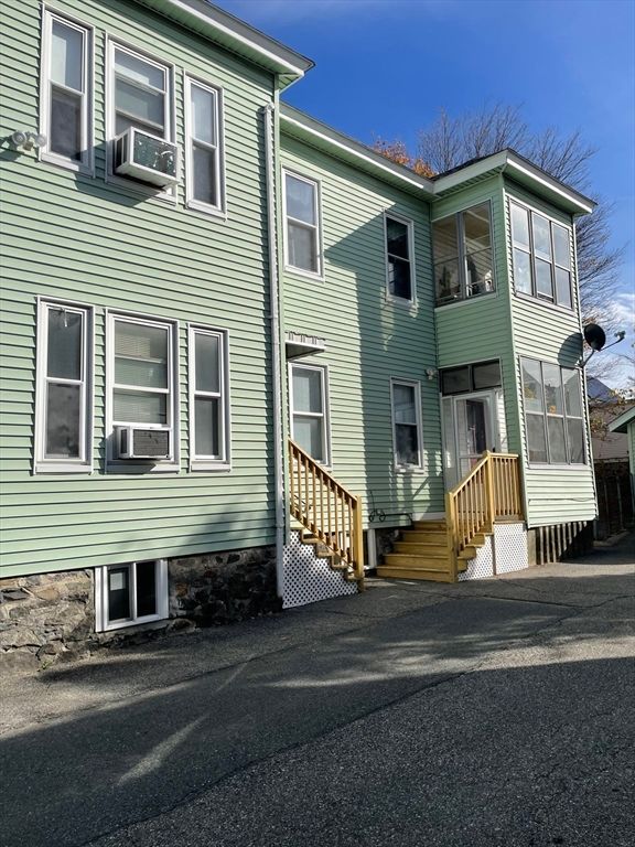 Exterior, Facade, Rowhouse