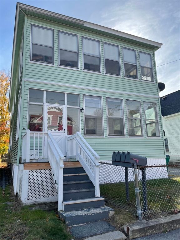 Exterior, Facade, Rowhouse