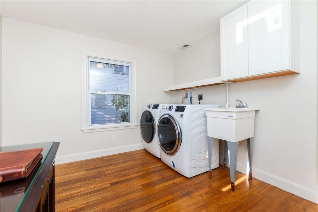 Interior, Washer, Wood Texture Flooring