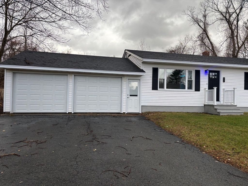 Attached, Exterior, Facade, Ranch