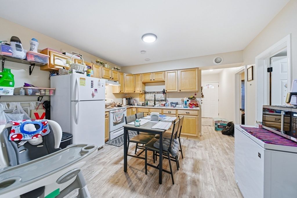 Dining room, Interior, Kitchen, Recessed Lighting, Wood Texture Flooring
