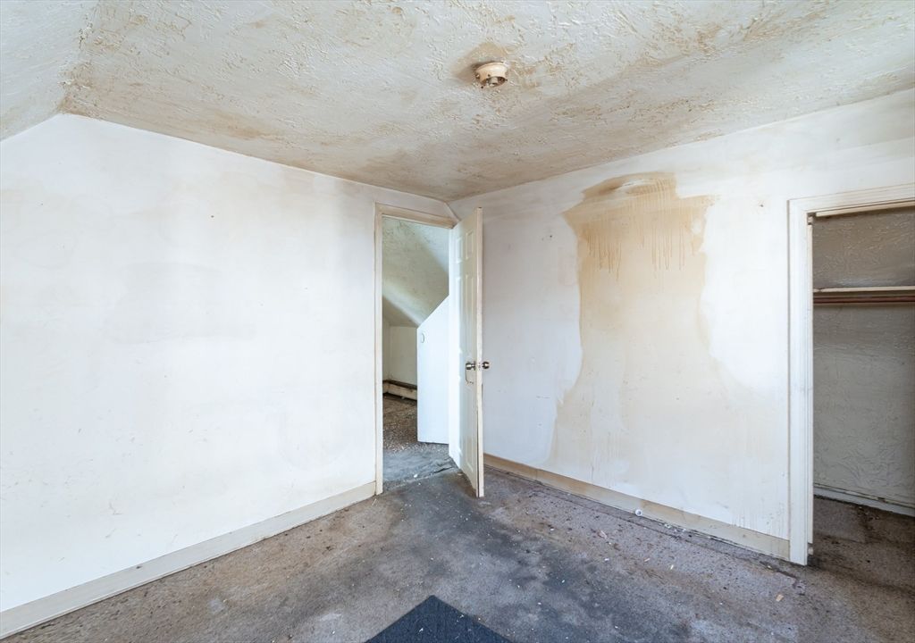 Empty room, Interior