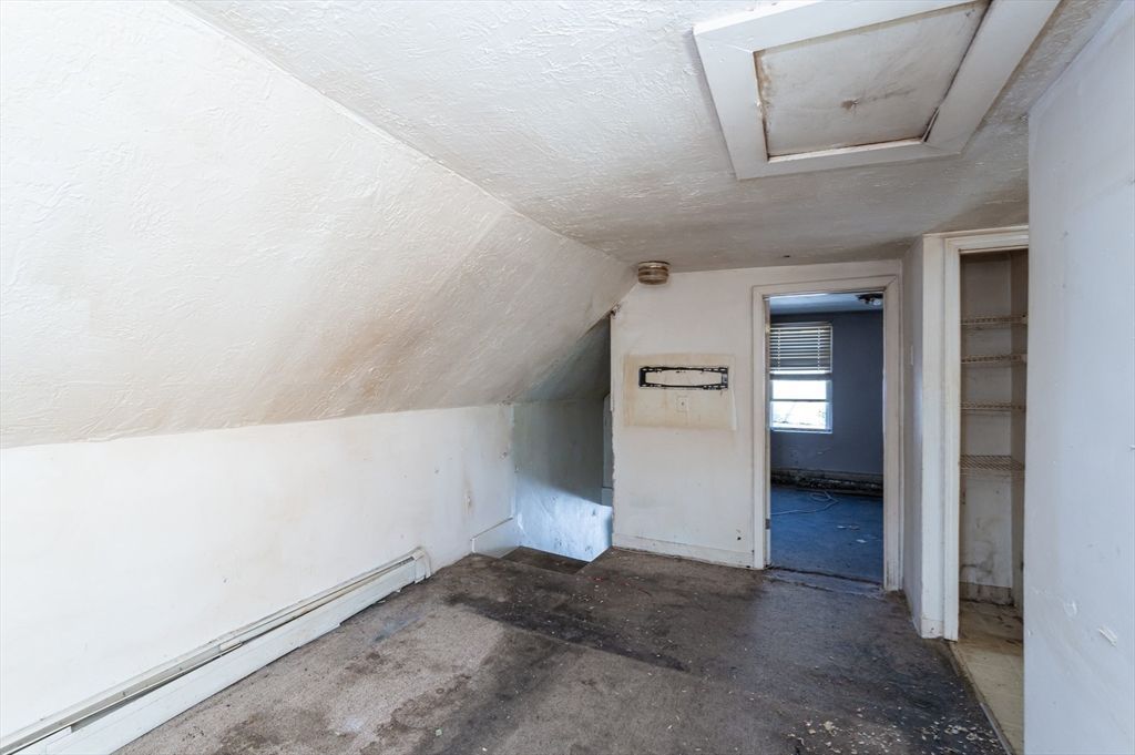 Empty room, Interior