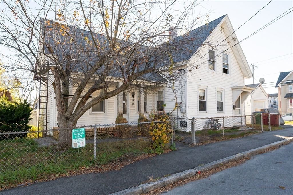 Exterior, Facade, Queen Anne Victorian