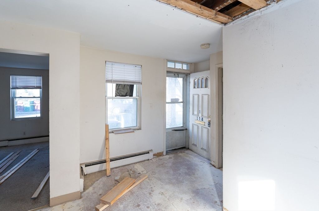 Empty room, Interior