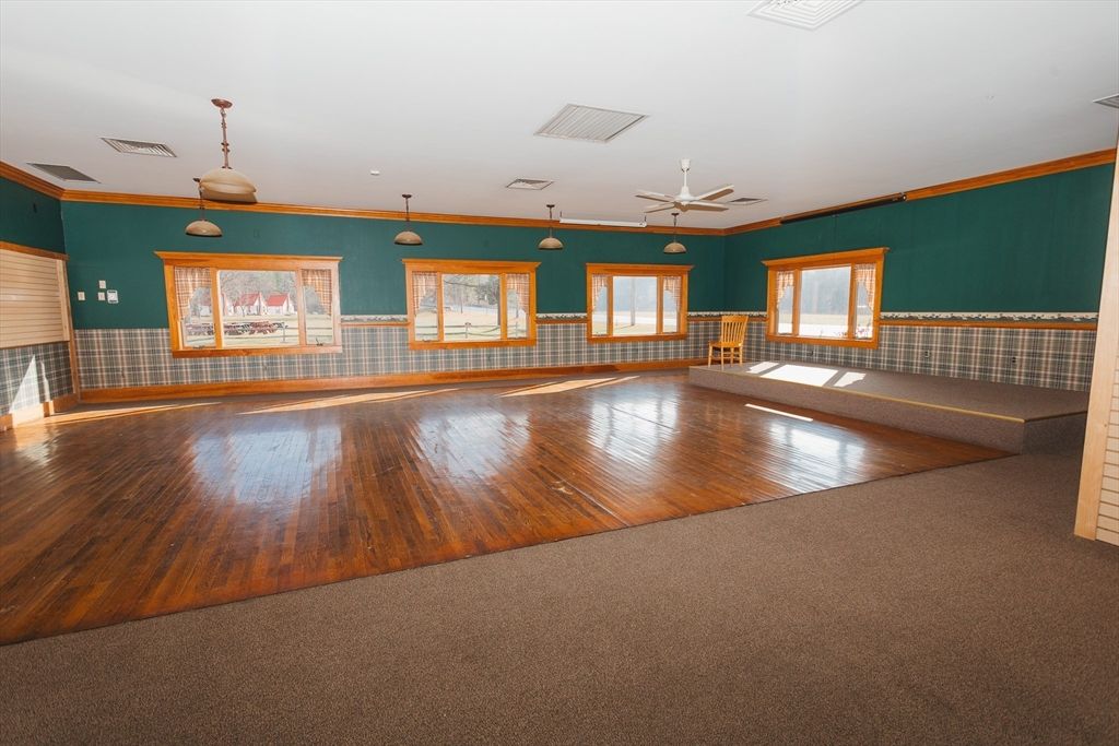Empty room, Interior, Pendant Lights, Wood Texture Flooring