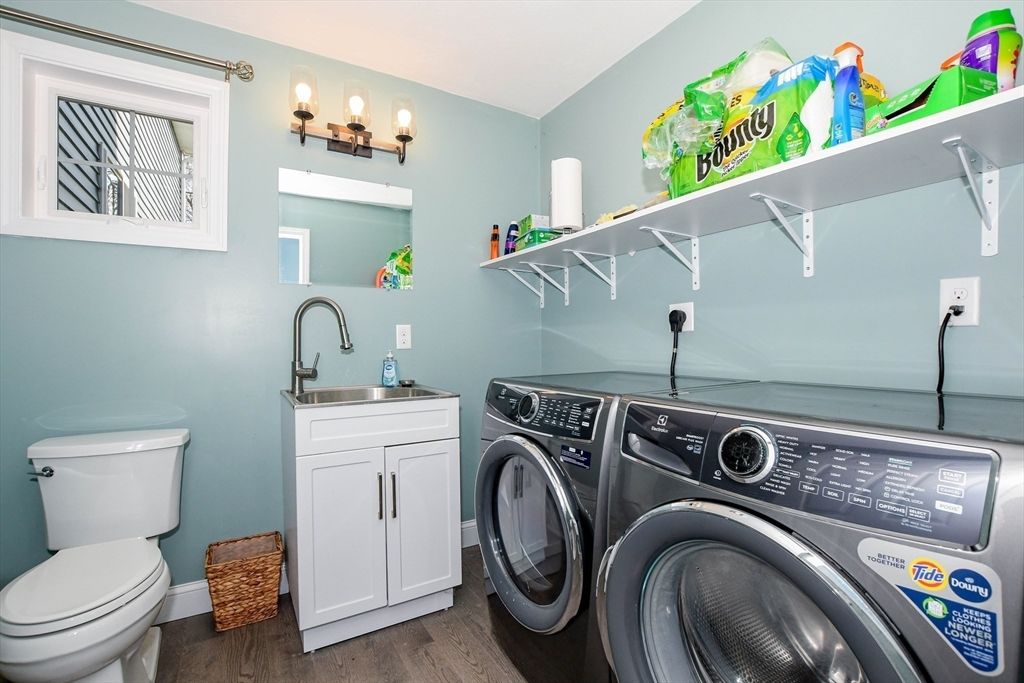 Interior, Washer, Wood Texture Flooring