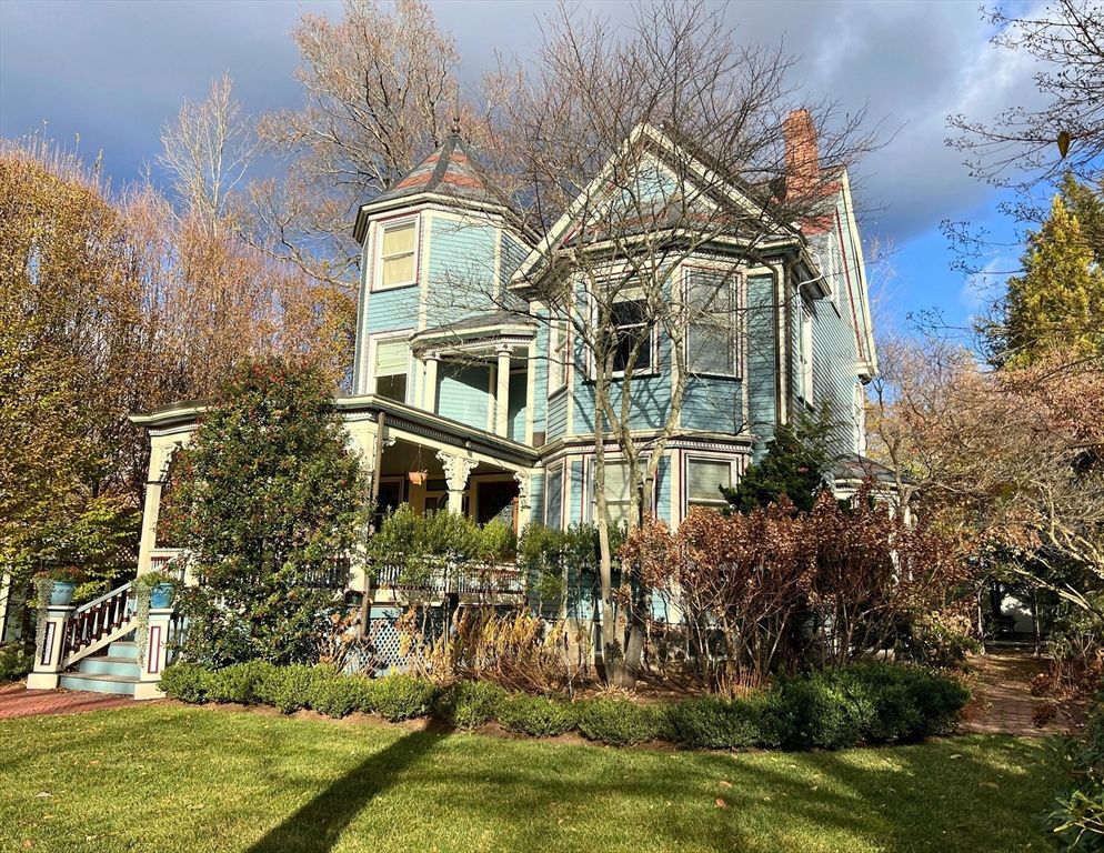 Exterior, Facade, Queen Anne Victorian