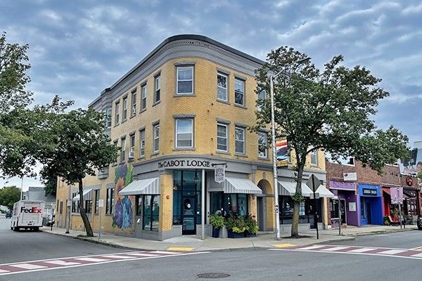 Exterior, Facade, Brick Facade, Chicago School