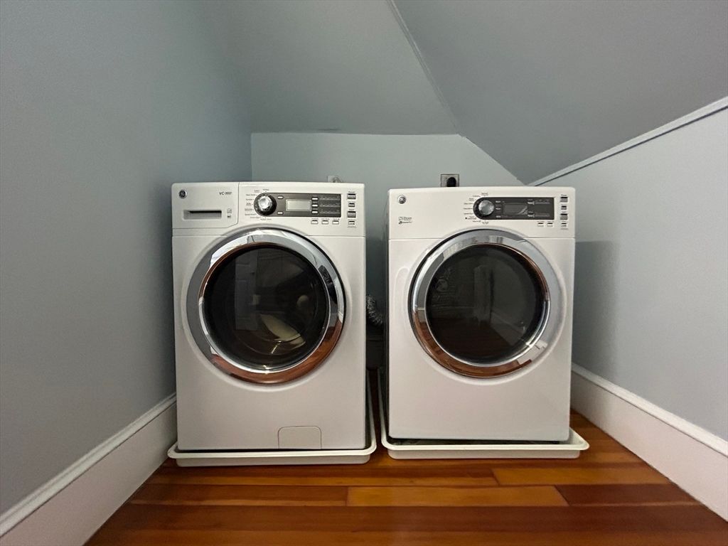 Interior, Washer, Wood Texture Flooring