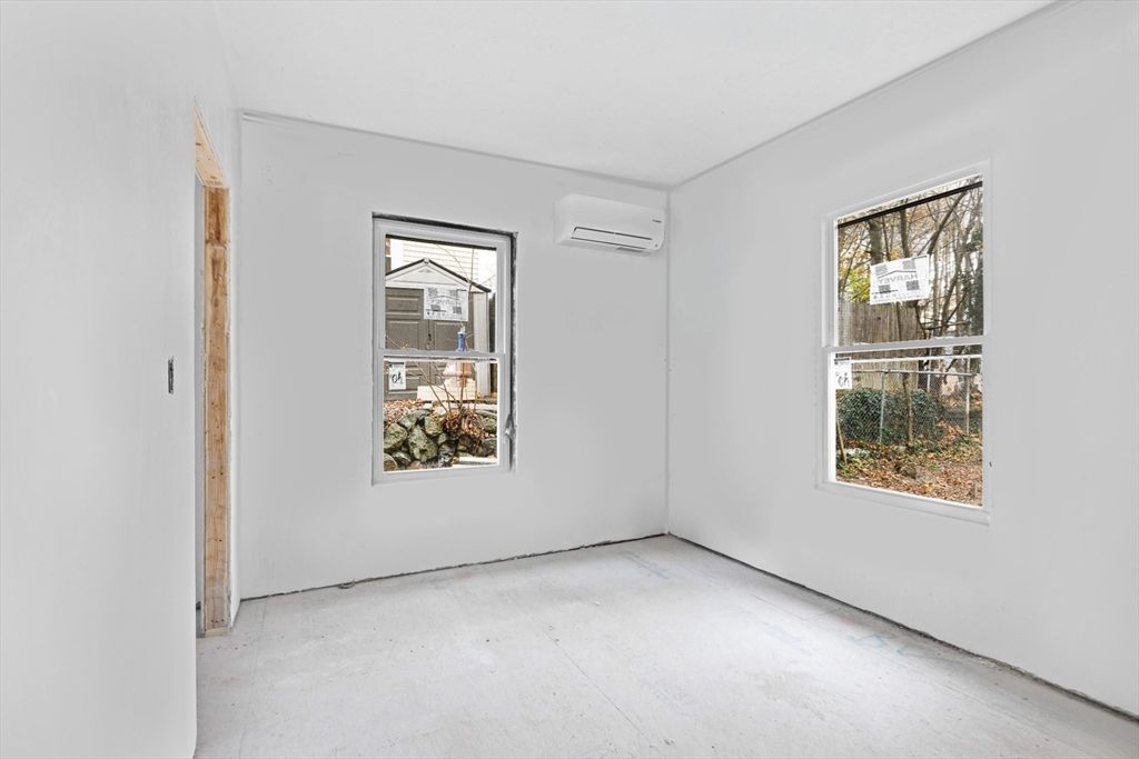 Empty room, Interior