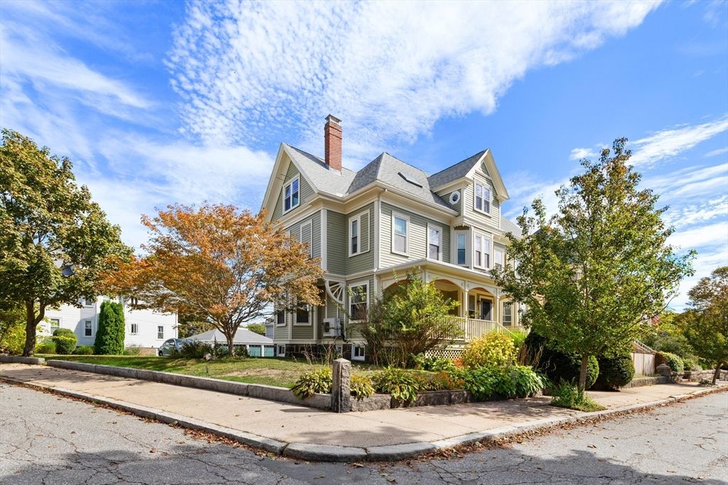 Exterior, Facade, Queen Anne Victorian