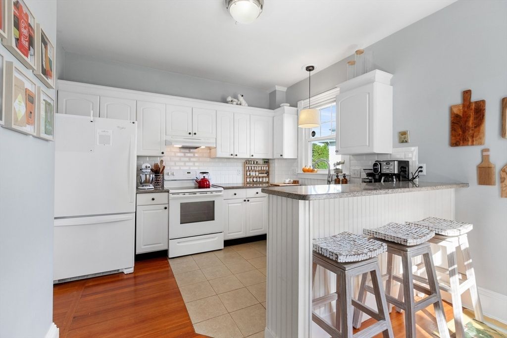 Interior, Kitchen, Pendant Lights, Wood Texture Flooring