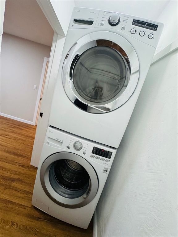 Interior, Utility Closets, Washer, Wood Texture Flooring