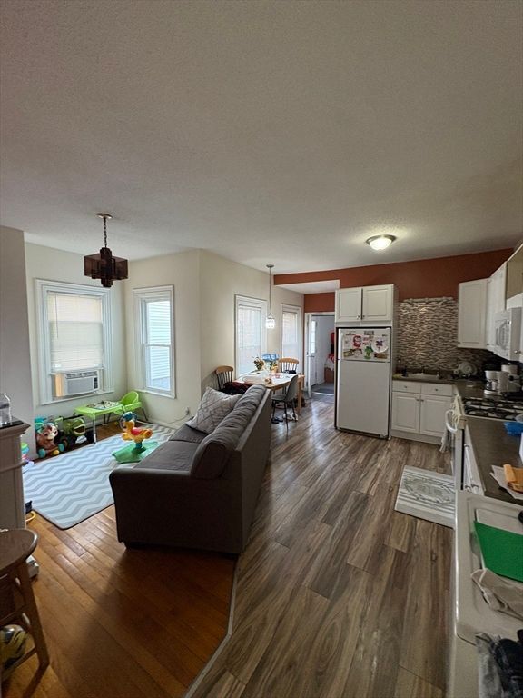 Dining room, Interior, Kitchen, Living room, Pendant Lights, Wood Texture Flooring