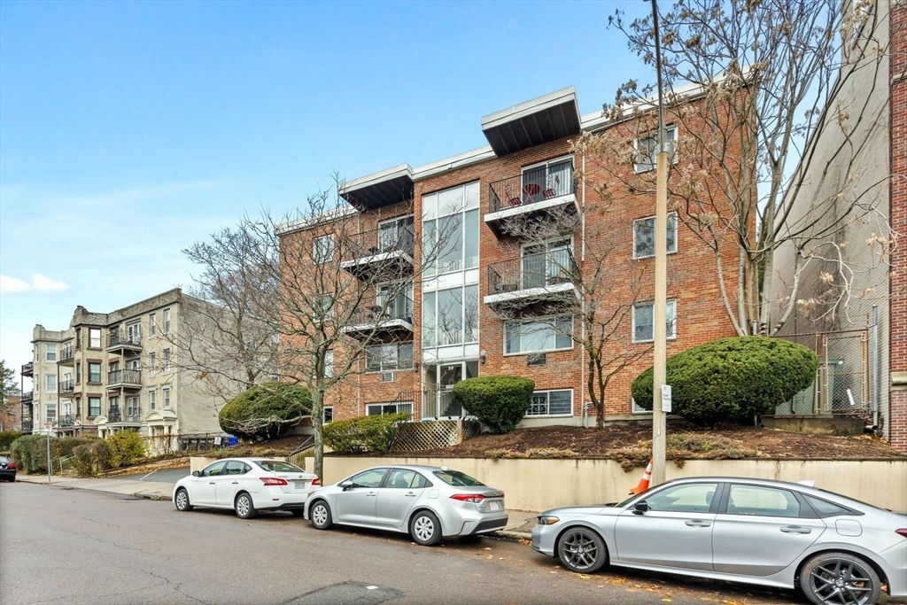 Exterior, Facade, Brick Facade, Rowhouse