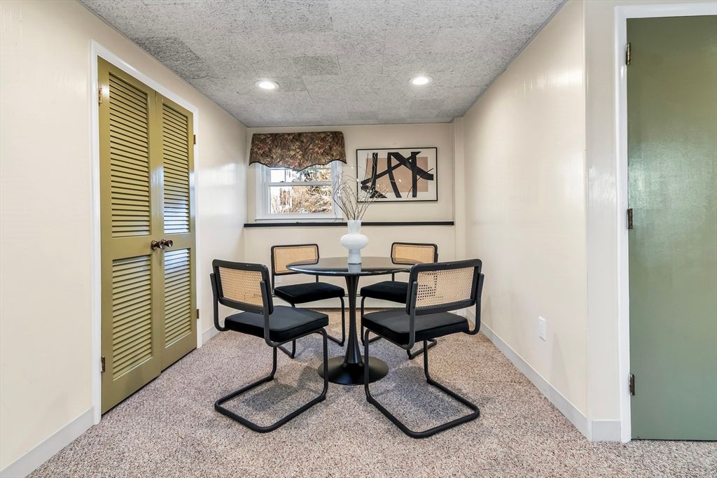 Dining room, Interior, Recessed Lighting