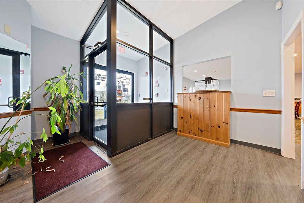 Fitness Equipment, Interior, Recessed Lighting, Wood Texture Flooring